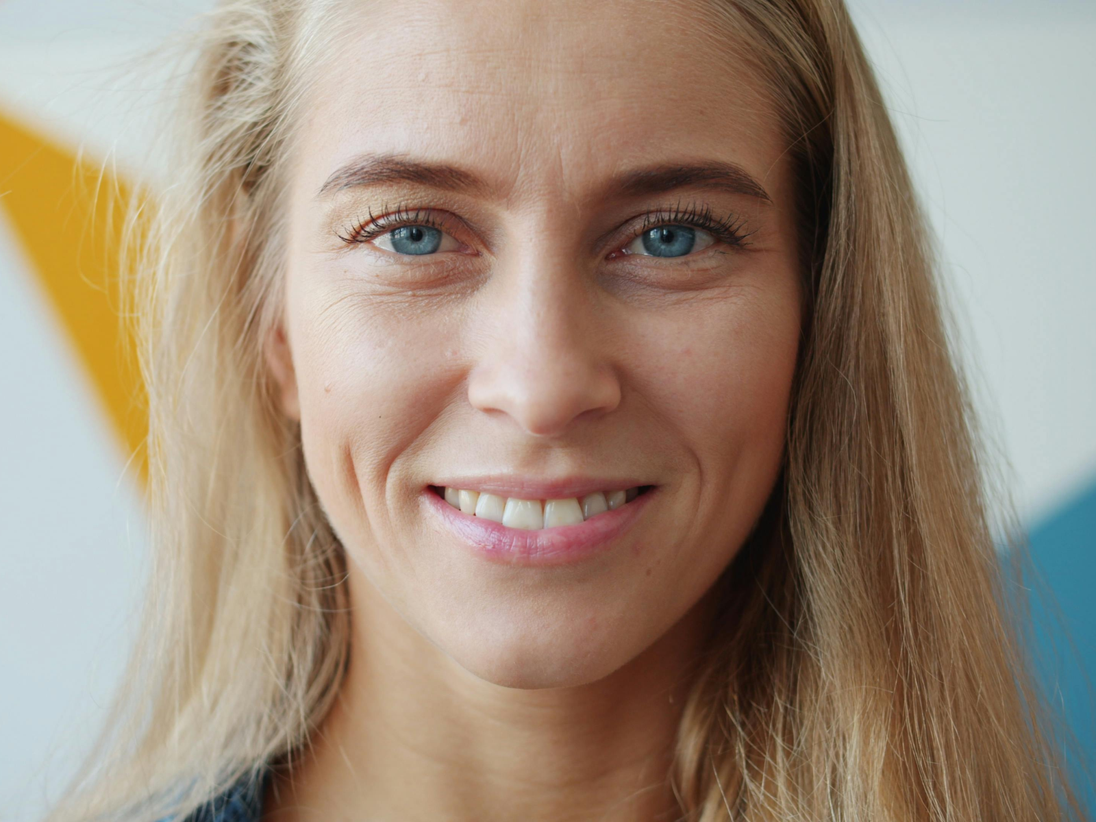 Gros plan sur le regard d'une femme mature, peau lumineuse en lumière naturelle
